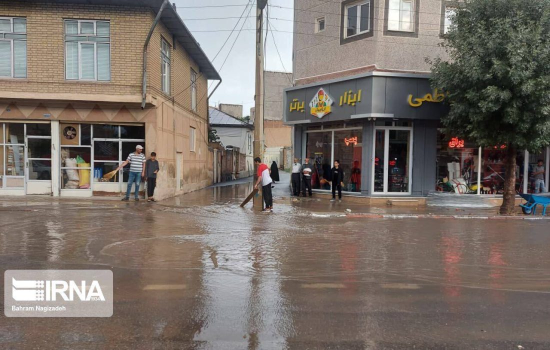 جاری شدن آب در برخی خیابان‌های قوچان