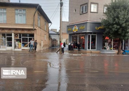 جاری شدن آب در برخی خیابان‌های قوچان