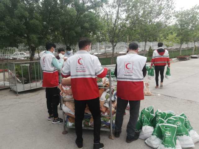 توزیع ۱۰۰ بسته مواد غذایی در بین نیازمندان به همت جمعیت هلال احمر قوچان